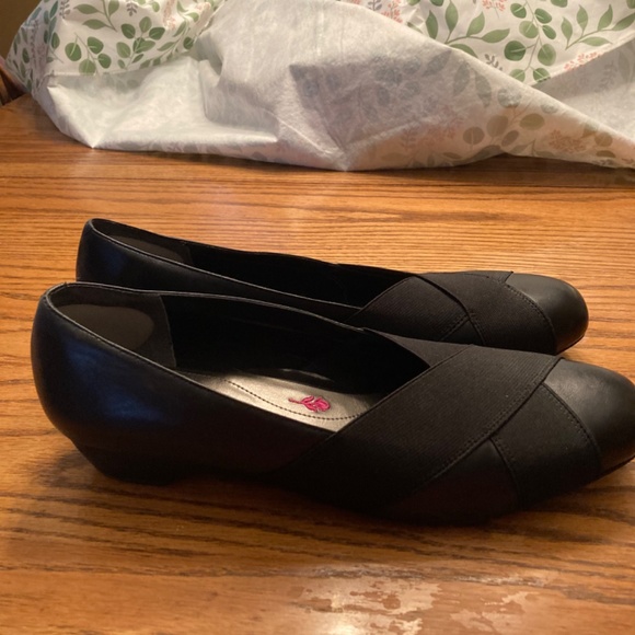 Shoes - Picture 2 of 4